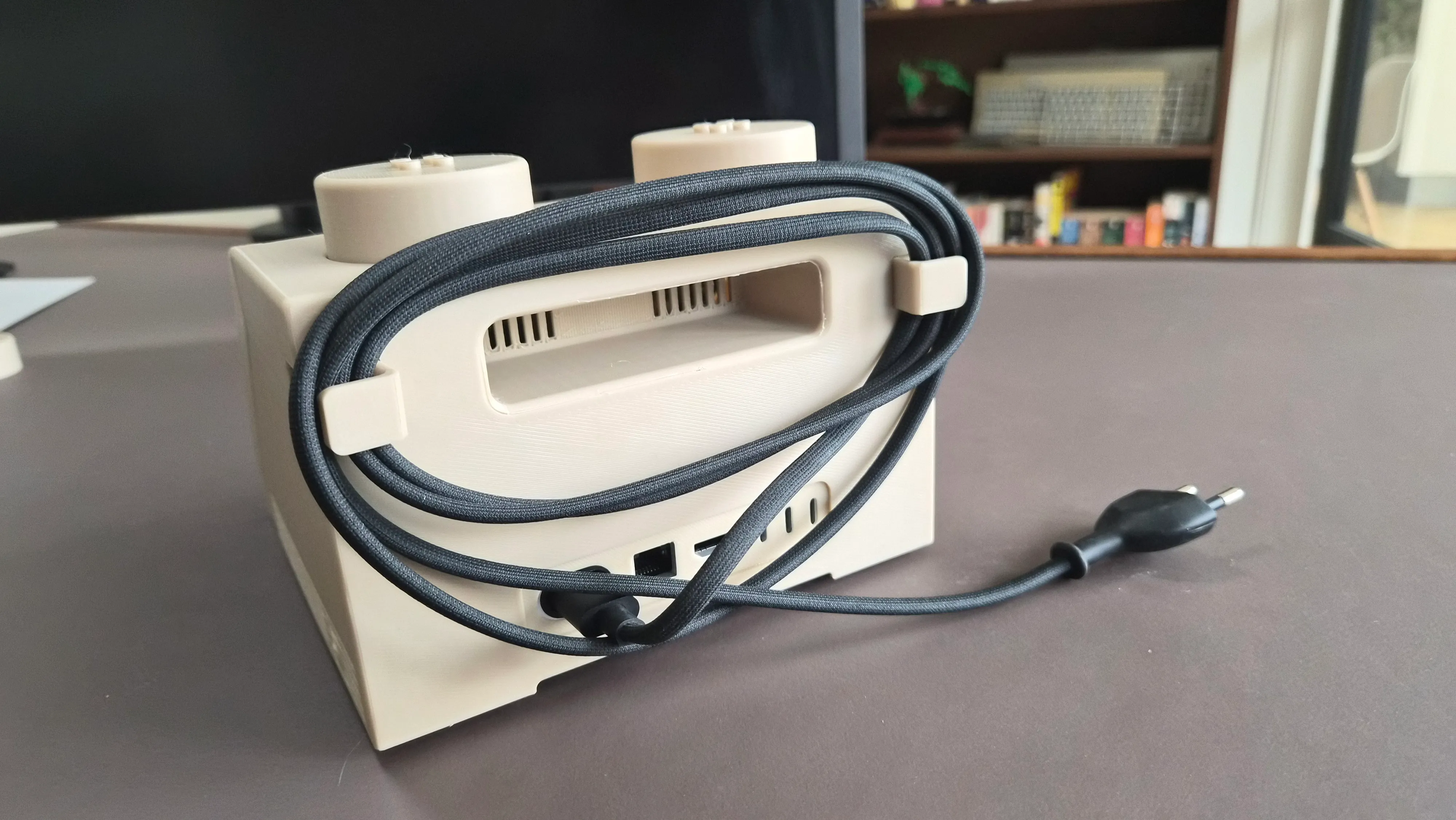 The M2x2 is easy to carry with the integrated handle.