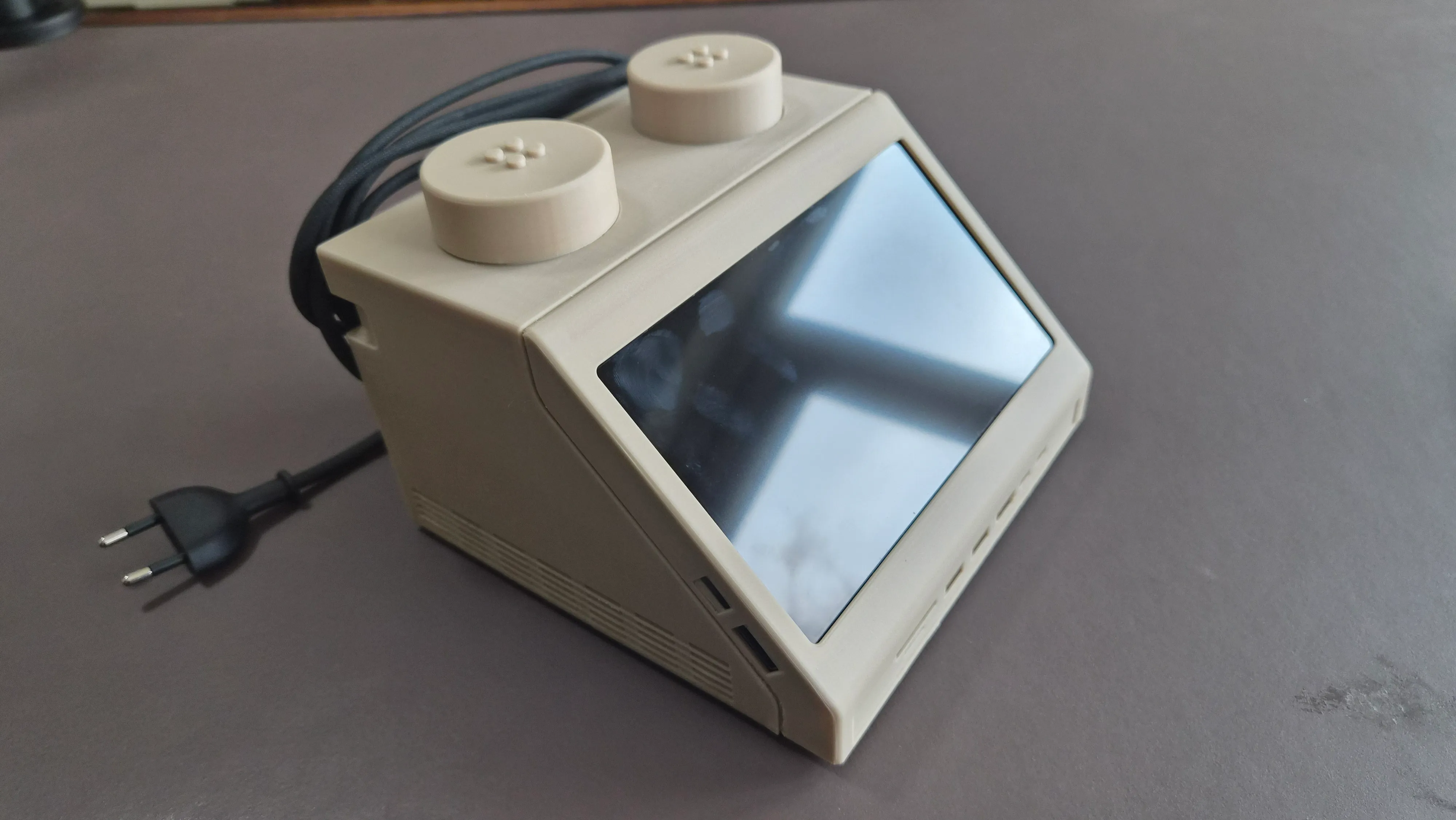 The fold-out 'wings' in the back allow the power cable to be wrapped around the hooks.