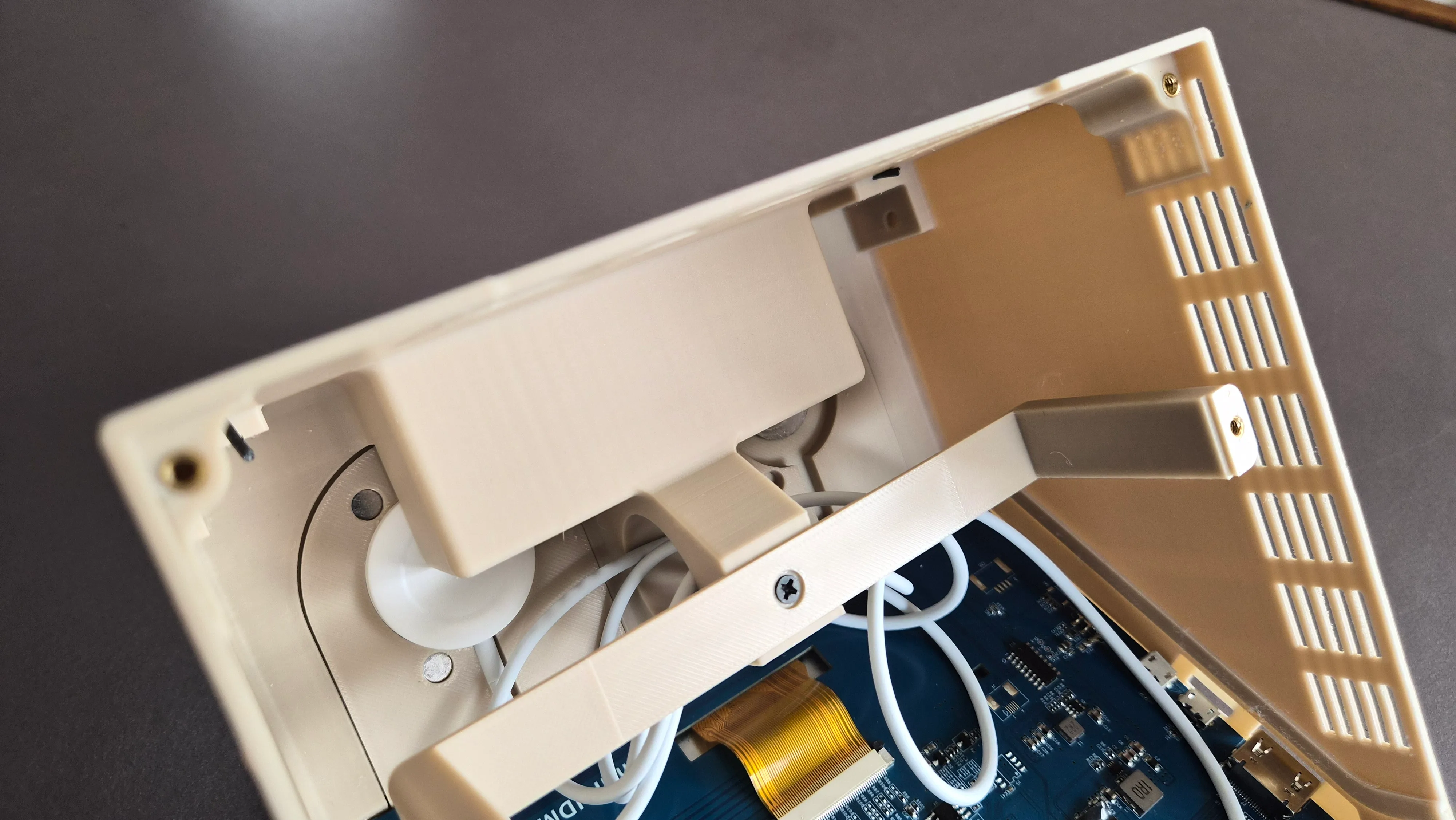 Attach the U-bracket to the center of the body.