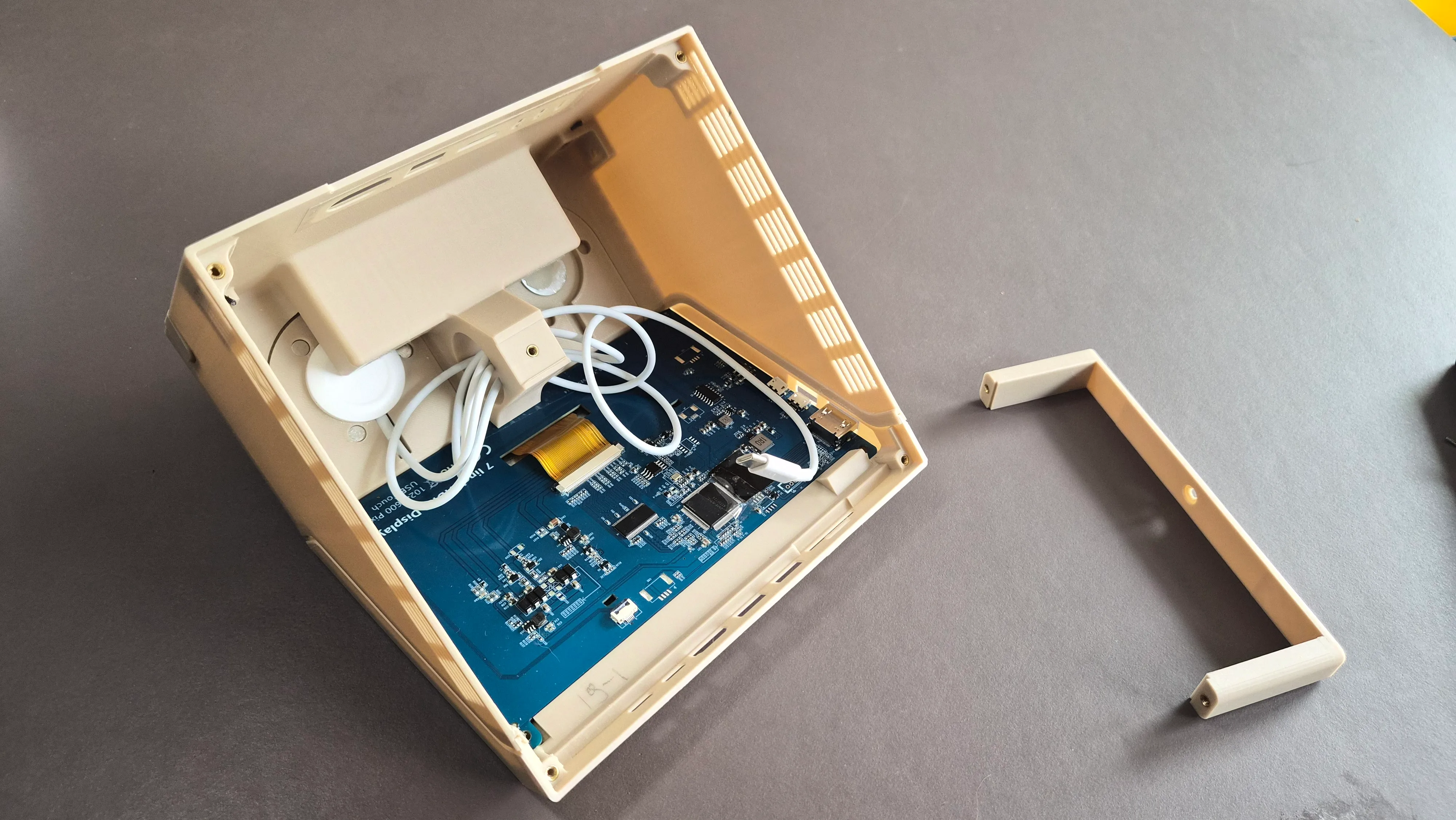 Use a soldering iron to place the heat-set inserts in the dedicated holes 4 for the display (optional) 3 for the U-shaped bracket 4 for the bottom plate